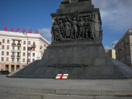 English Wreath on the Victory Memorial, Minsk - Click for Large English Wreath on the Cenotaph, Minsk